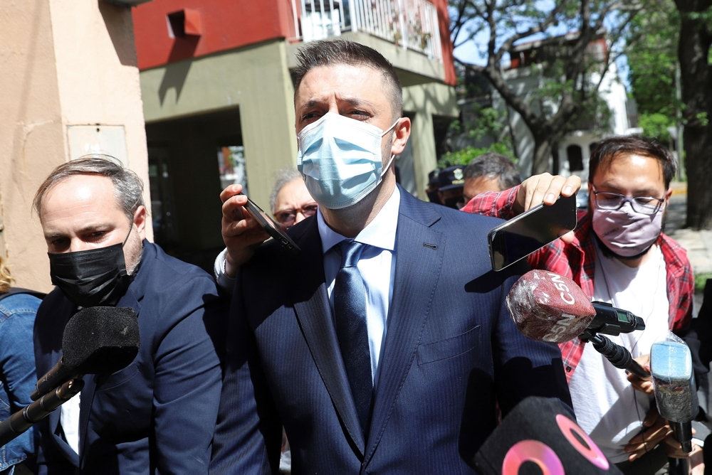 Maradonas advokat møder pressen med mundbind på