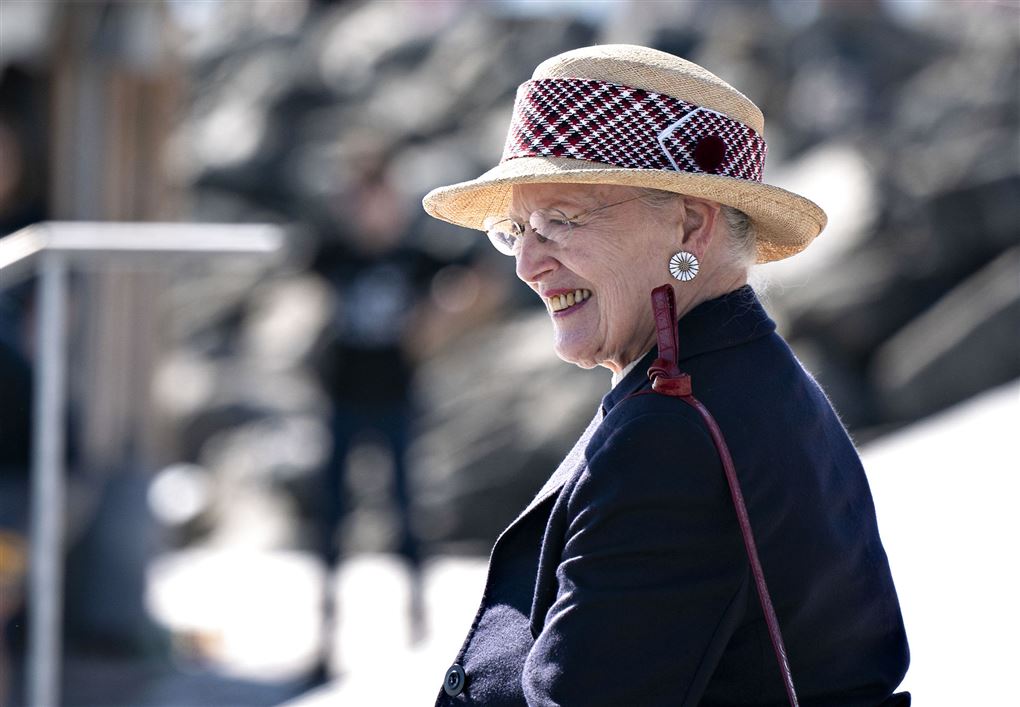 Dronning Margrethe i profil med lys hat