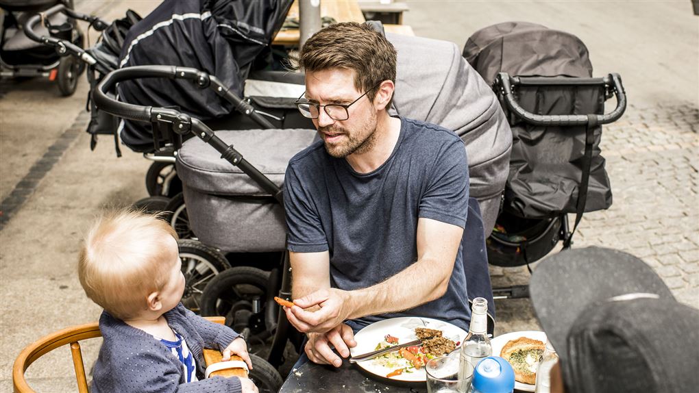 Far hygger med barn