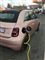 En lille Fiat bliver ladet op
