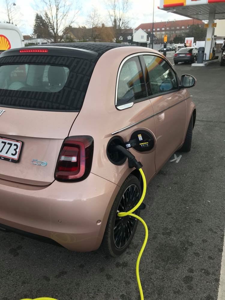 En lille Fiat bliver ladet op