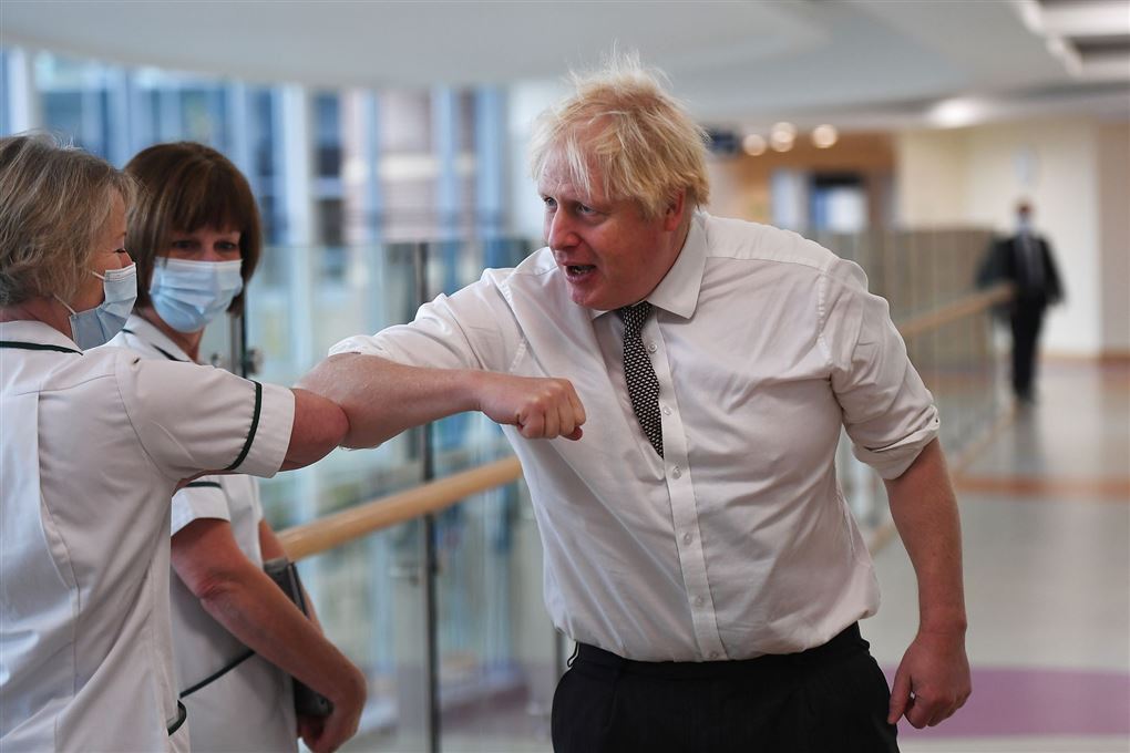 Boris Johnson uden mundbind på et hospital