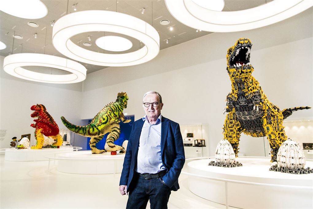 mand står foran lego-dinosaurer 