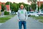 En fyr i sweatshirt med logo