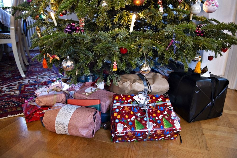 pakker under juletræ