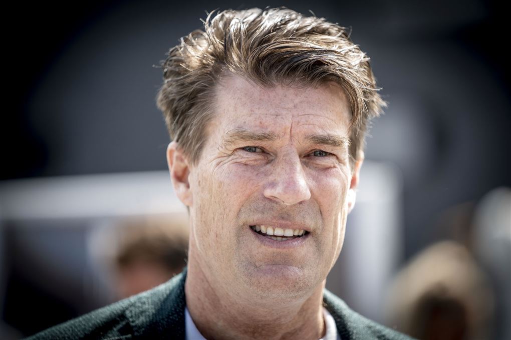 Nærbillede af Michael Laudrup der småsmiler. 