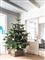 Et juletræ i en lys skandinavisk lejlighed