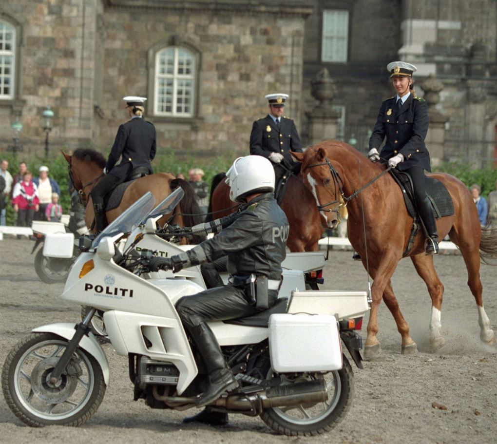 To politimotorcykler og nogle heste