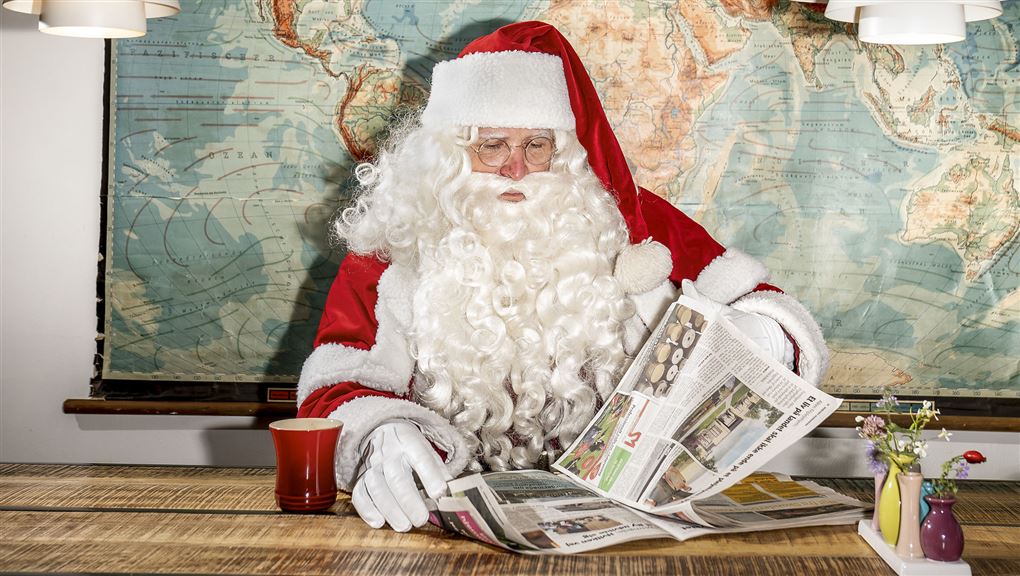 julemand der læser i avis