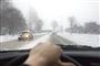 sne på vejen set fra førerrum i bil 