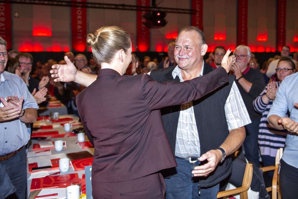 Arne Juhl og Mette Frederiksen krammer