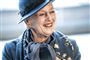 Dronning Margrethe i profil med blå hat