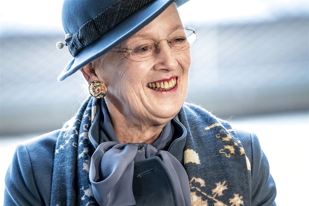 Dronning Margrethe i profil med blå hat
