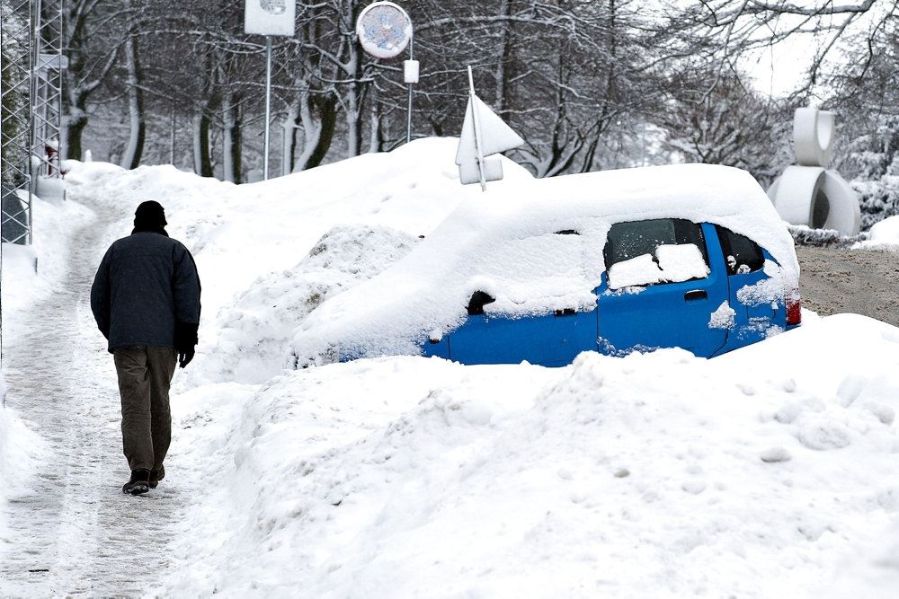 bil dækket af sne