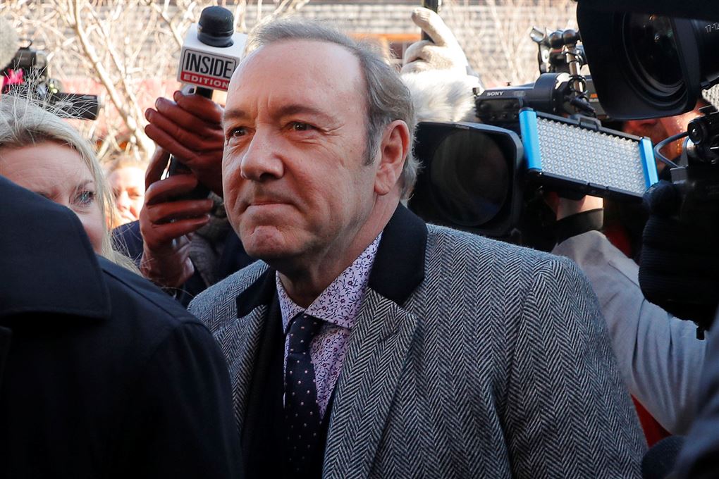 Kevin Spacey uden for retten