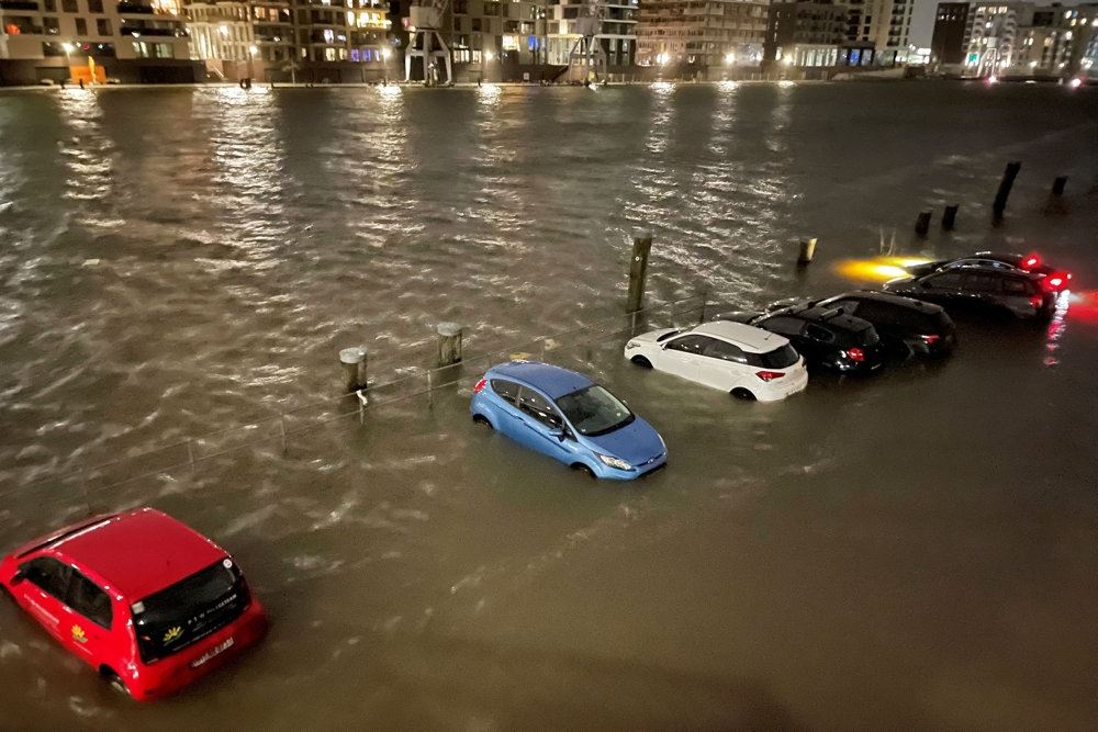 parkeringsplads ved havnen i Hamburg er oversvømmet
