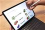 person sidder med tablet 
