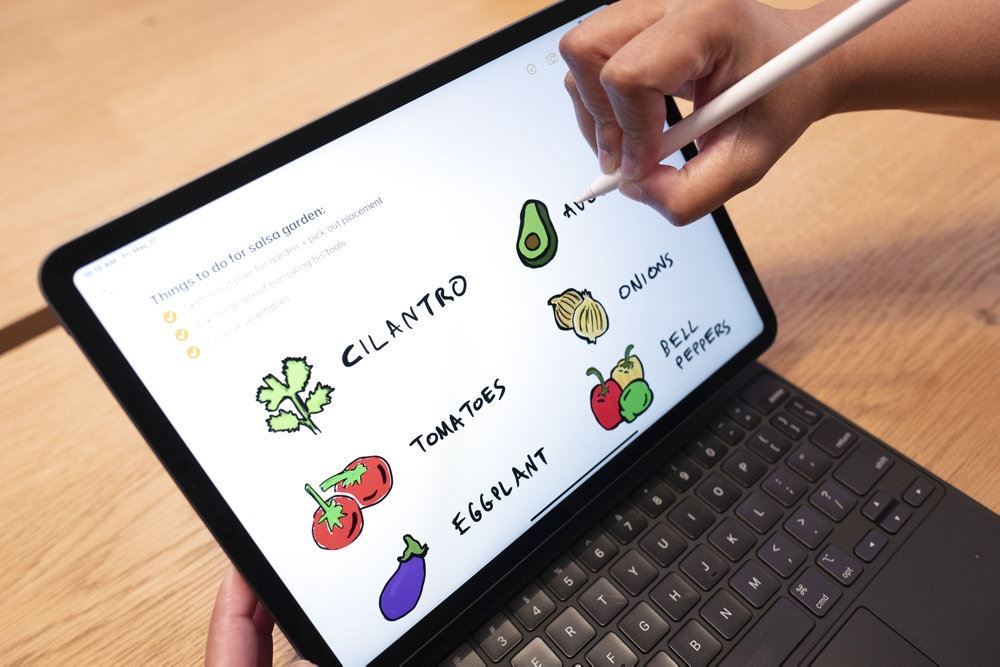 person sidder med tablet 