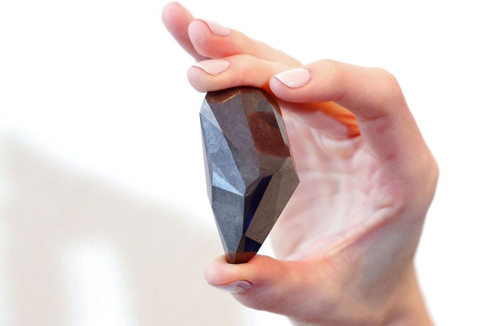 En mand holder diamanten den fylder næsten en hel håndflade