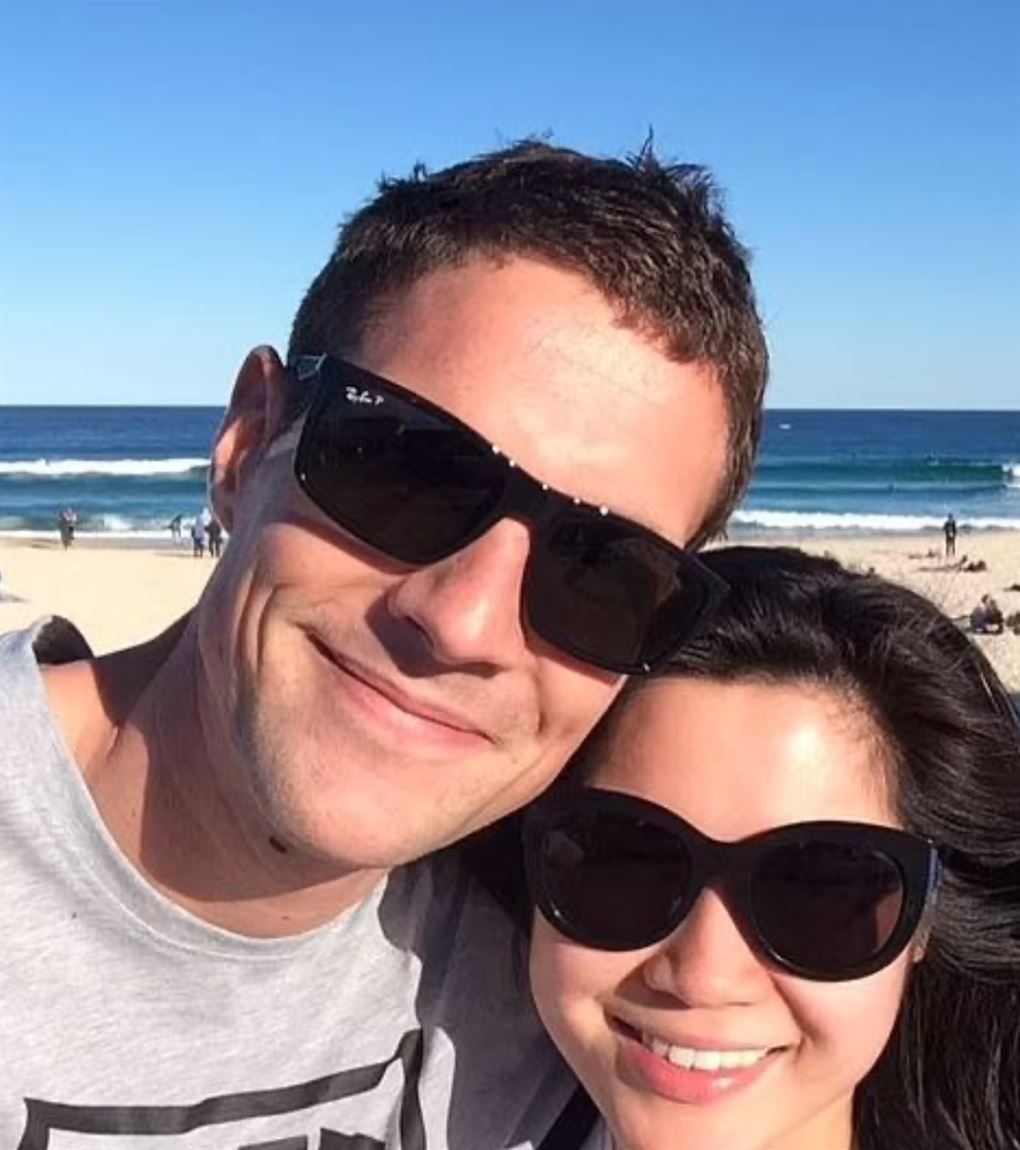 Et par med solbriller på en strand