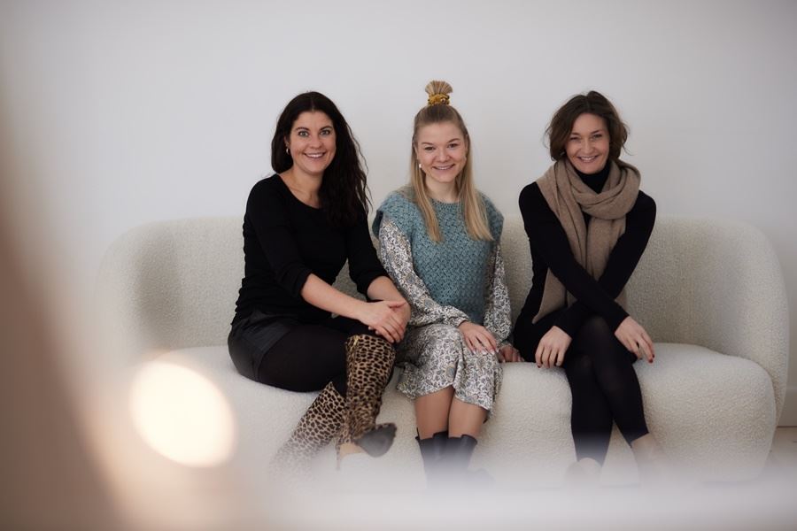 tre kvinder sidder i en sofa 