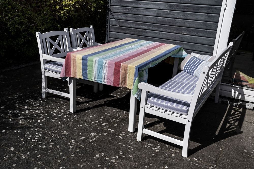 havebord og bænke på terrasse 
