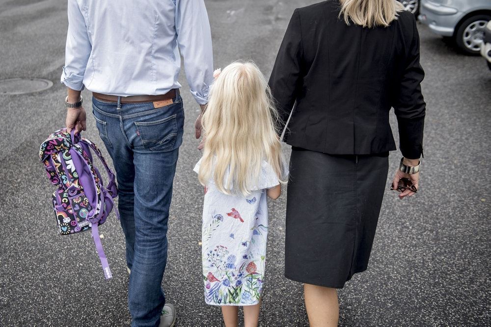 barn mellem forældre