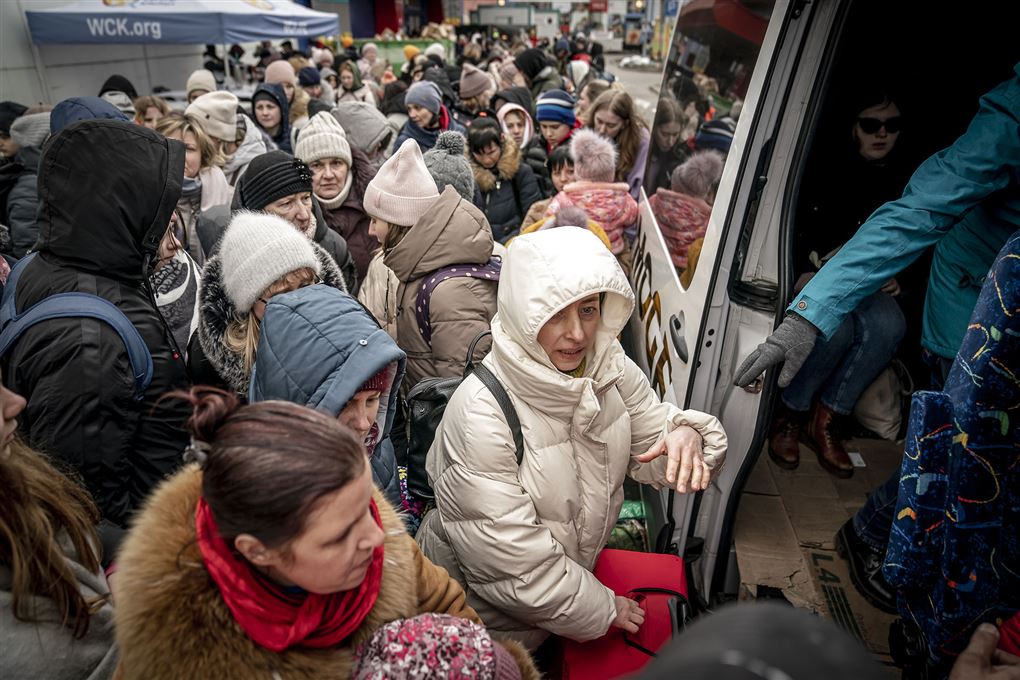 Flygtninge på vej op i en bus