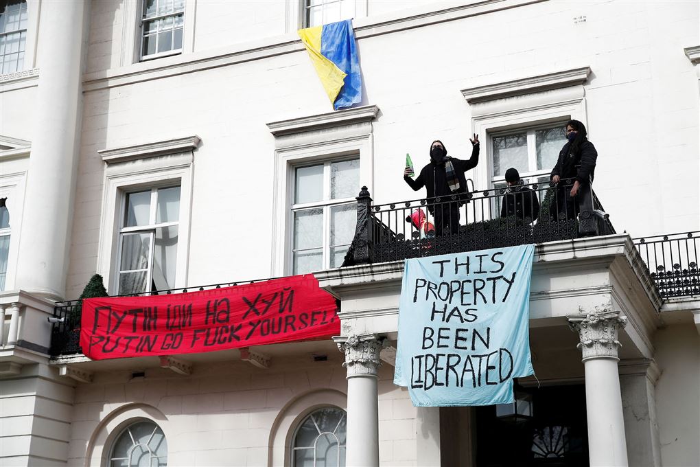 demonstranter på balkon