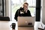 person sidder ved skrivebord