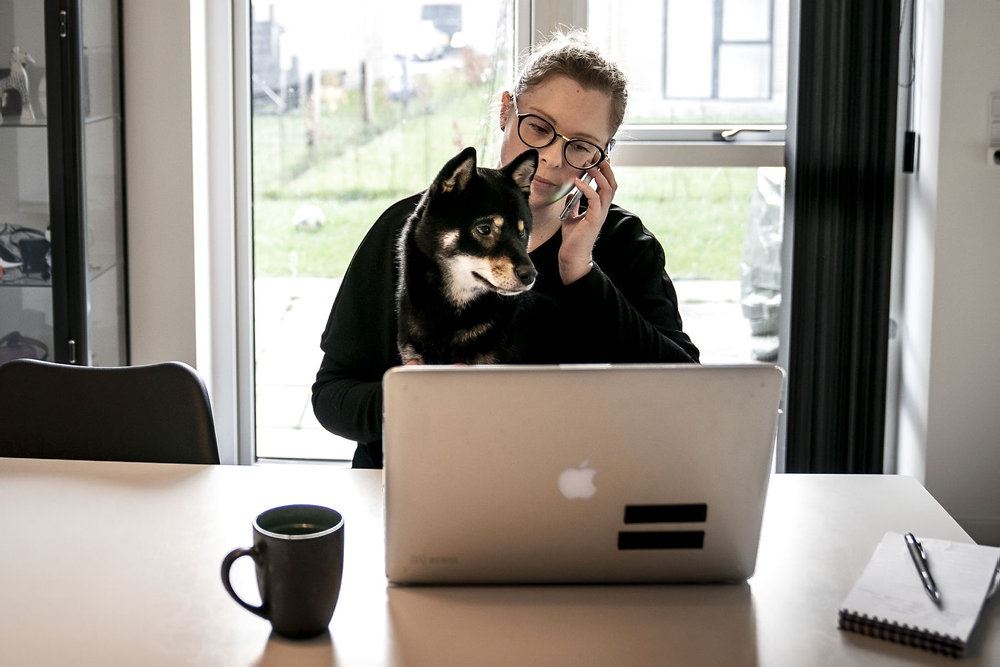 person sidder ved skrivebord