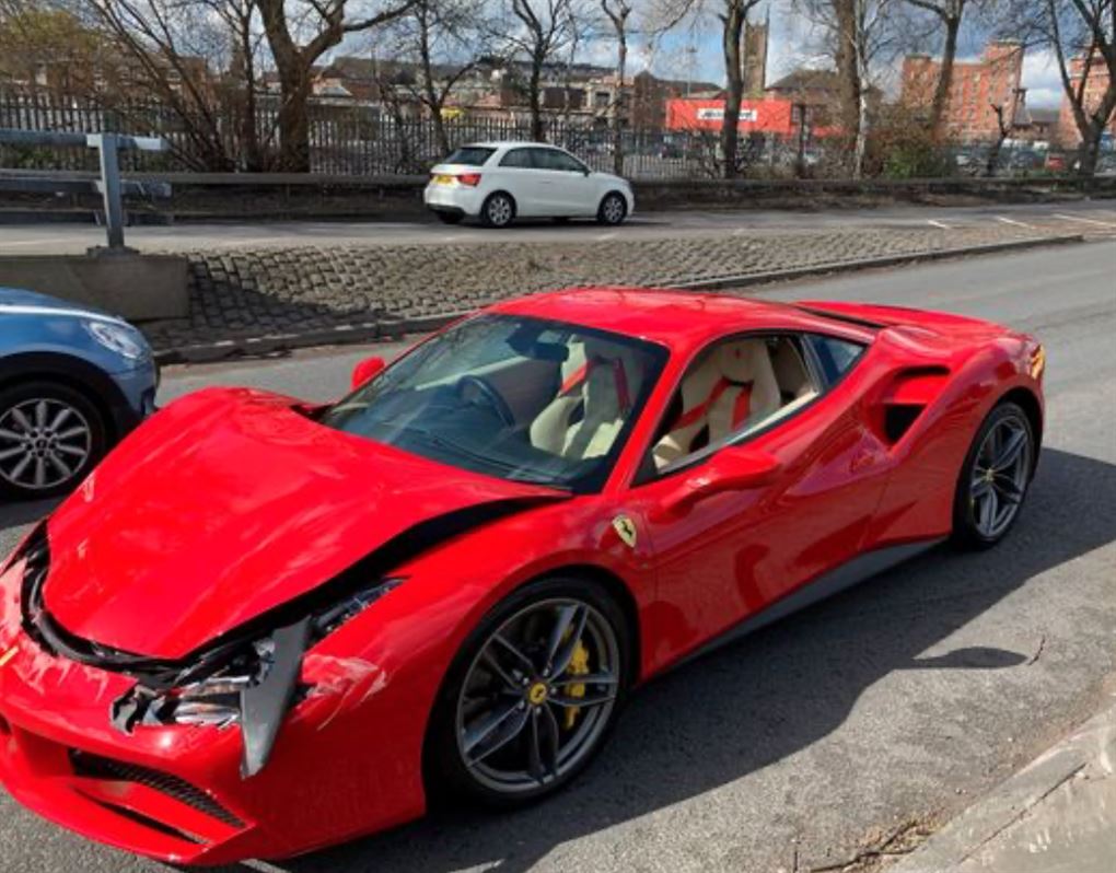 En smadret rød Ferrari