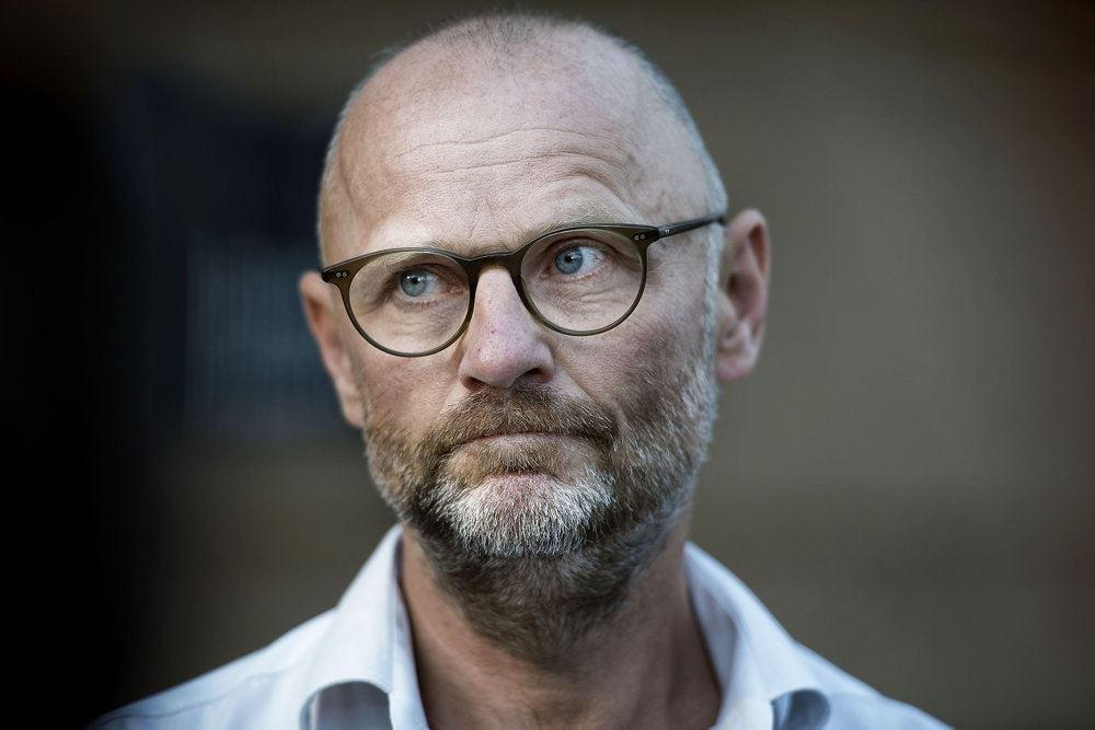 mand kigger væk