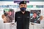 politimand viser billeder frem