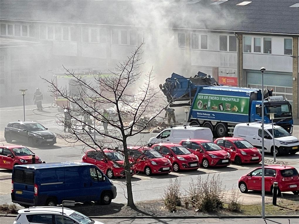 Brand og røg i skraldebil