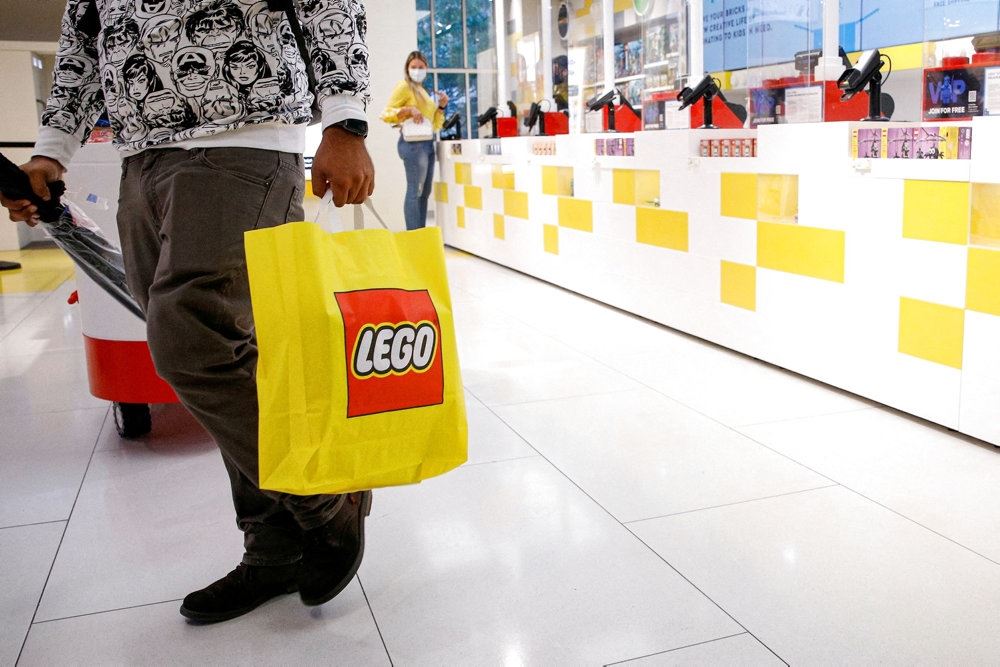 Kunde med Lego-pose