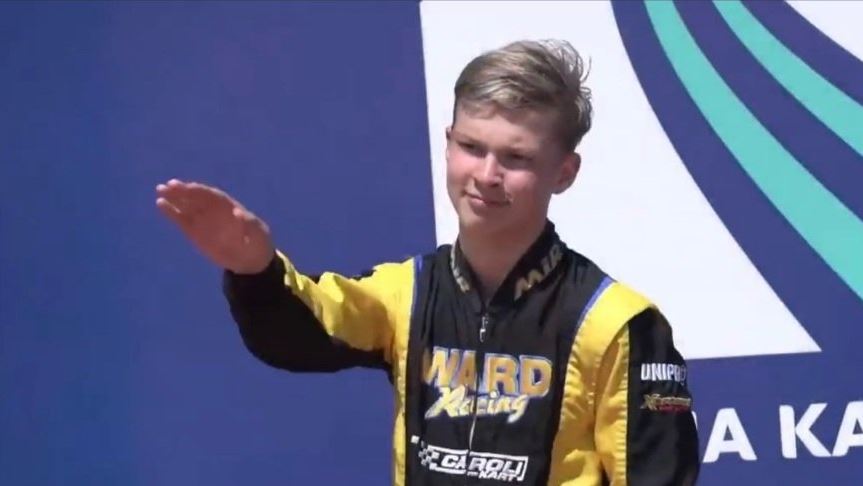 person laver nazihilsen