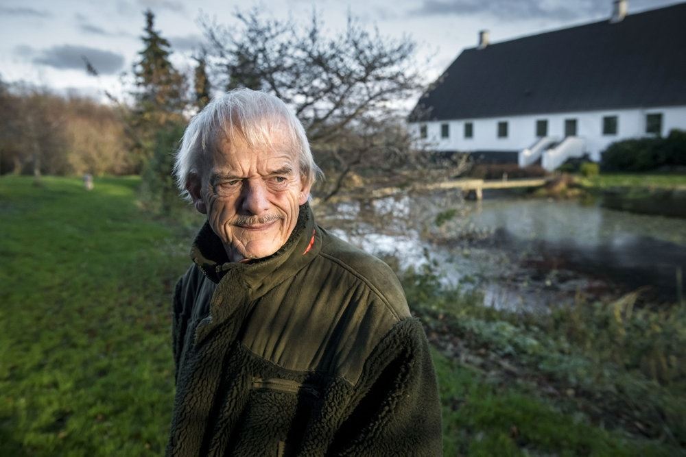 mand poserer ved sø