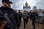 folk står på plads i ukraine