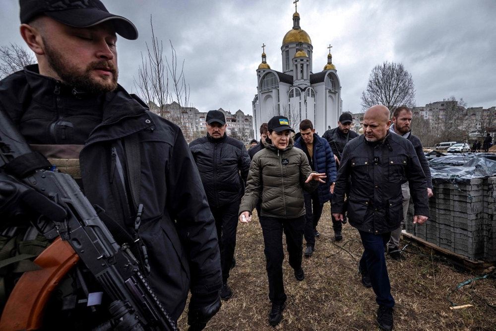 folk står på plads i ukraine