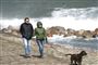 to mennesker på strand med hund