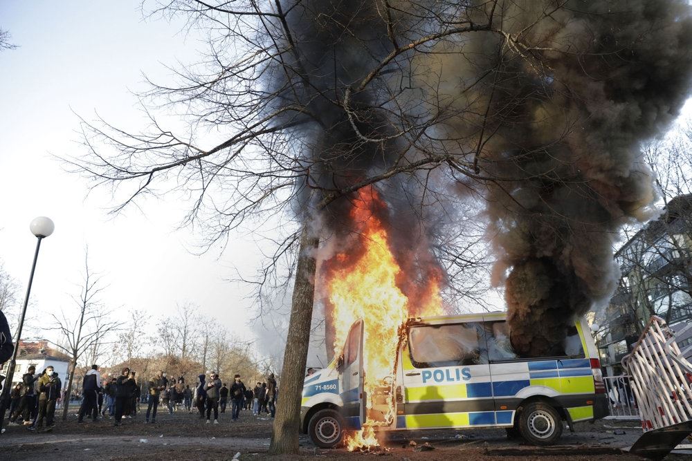 svenske politibiler i flammer