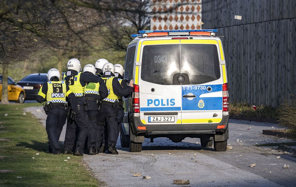 politivogn og poltifolk på gaden