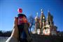 Coco-Cola flaske med russiske bygninger i baggrunden