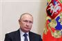 vladimir putin sidder i mørk jakke