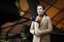 Mette Frederiksen i en hangar hun taler ind i mikrofoner fra Ritzau og TV2