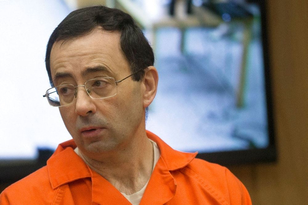  Larry Nassar med orange tøj