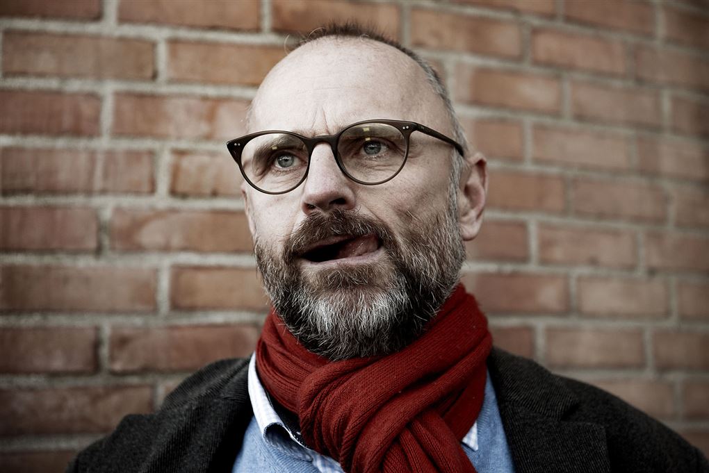 Henrik Qvortrup med alvorlig mine og rødt tørklæde.