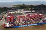 Containerskib i havn