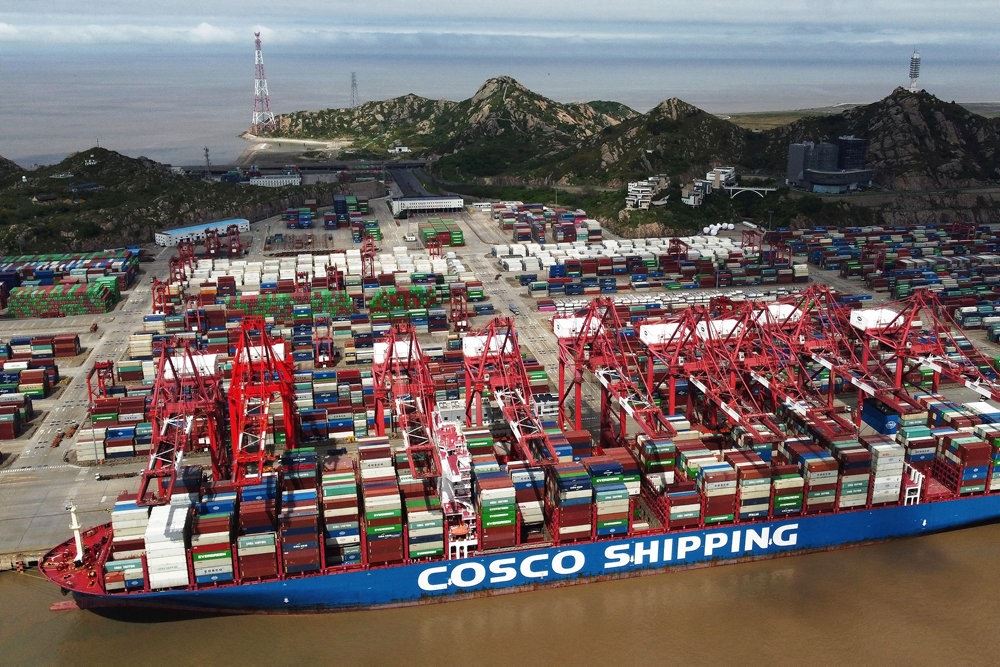 Containerskib i havn